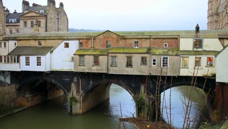 Die-Rückseite-Der-Charmanten-Pulteney-Brücke-Im-Palladianischen-Stil,-Die-Den-Fluss-Avon-In-Der-Antiken-Römischen-Stadt-Bath-Im-Westen-Englands-überspannt