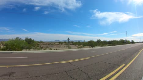Pov-Siguiendo-Una-Camioneta-Blanca-En-La-Carretera-A-Través-Del-Desierto-Cerca-De-Cuarcita-Arizona