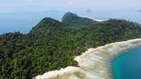 Aerial-shot-of-stunning-tropical-island-Archipelago-on-Andaman-Sea-in-Thailand---Koh-Kradan,-Koh-Lanta-and-Koh-Lipe