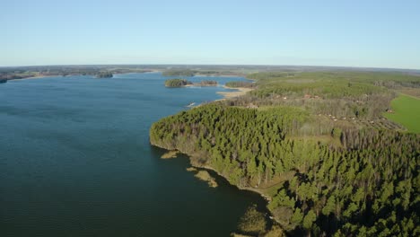 Härjarö-nature-preserve,-lake-Mälaren-in-Sweden-and-forested-hills