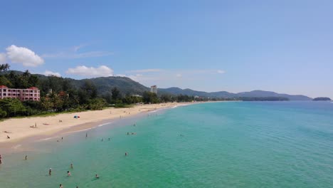 Luftbild-Mit-Drohne-über-Strand-Phuket-Thailand-Schönes-Blaues-Wasser-Und-Himmel-Und-Schöner-Sandstrand