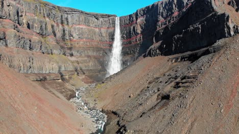 Der-Schöne-Wasserfall-Von-Hengifoss-In-Ostisland---Totale