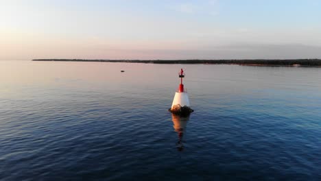 Ein-Verankerter-Schwimmer,-Navigationsmarkierung-In-Der-Ruhigen-See-Bei-Sonnenuntergang