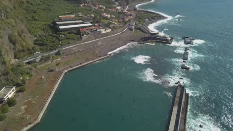 Luftaufnahme-Der-Zerstörung-Der-Wellen-Am-Deaktivierten-Yachthafen-Von-Lugar-De-Baixo,-Ponta-Do-Sol,-Insel-Madeira,-Portugal