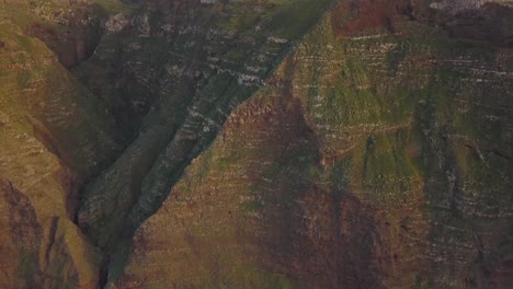 Vista-Aérea-De-Una-Formación-Geológica,-Cara-De-Montaña-En-Ponta-Do-Pargo,-Calheta,-Isla-De-Madeira,-Portugal