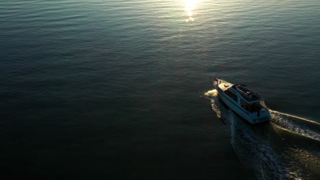 Lebendige-Malerische-Luftaufnahme-Einer-Yacht,-Die-In-Richtung-Sonnenuntergang-Segelt,-Auckland