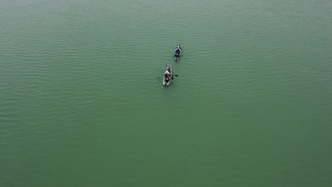 Reverse-Luftbild-Von-Zwei-Kajakfahrern-Auf-Dem-Lake-Lanier-An-Einem-Nebligen-Und-Kalten-Tag