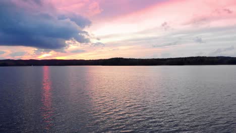 Toma-Aérea-Del-Lago-Charzykowy-En-El-Voivodato-De-Pomerania,-Polonia