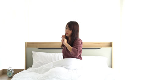 Asiatische-Frauen-Im-Bett-Und-Morgens-Aufwachen