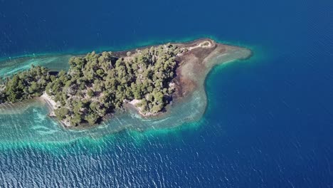 Vogelperspektive-Der-Magischen-Insel-Im-Blauen-Seewasser