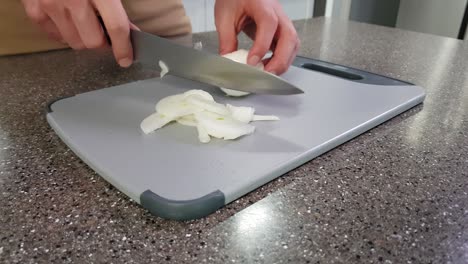 Close-up-of-caucasian-chef-chopping-onion-on-chopping-board