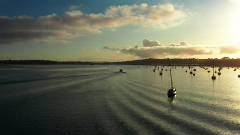 Malerischer-Blick-Auf-Das-Meer-Im-Hafen-Von-Auckland-Bei-Sonnenuntergang-Und-Segelyacht