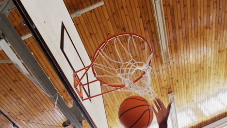 Basketballspieler,-Der-Auf-Dem-Platz-Spielt