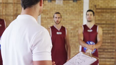 Entrenador-De-Baloncesto-Interactuando-Con-Los-Jugadores