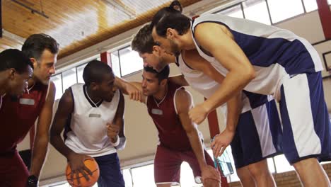 Basketballspieler-Interagieren-Miteinander