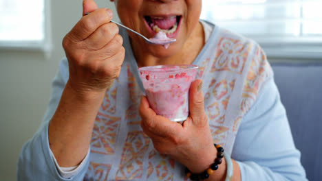 Ältere-Frau,-Die-Süßes-Essen-Isst
