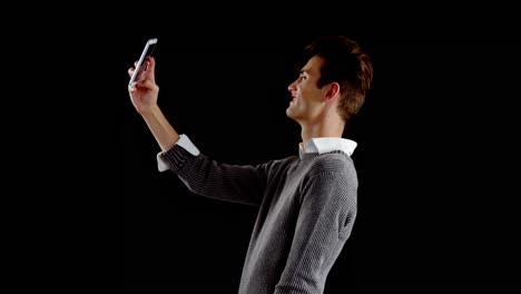 Hombre-Andrógino-Tomando-Un-Selfie-En-Un-Teléfono-Móvil