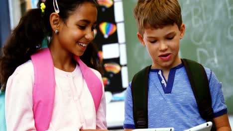 Schulkinder-Nutzen-Digitales-Tablet