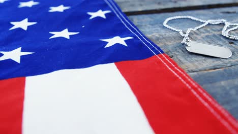 Bandera-Americana-Y-Etiqueta-De-Perro-En-Una-Mesa-De-Madera