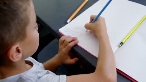 Niño-Dibujando-En-Un-Libro