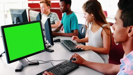 Student-Arbeitet-Am-Computer-Im-Klassenzimmer