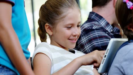 Lächelnde-Schulkinder,-Die-Im-Klassenzimmer-Ein-Digitales-Tablet-Nutzen