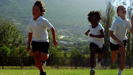 Kinder-Laufen-Während-Des-Rennens-Im-Park