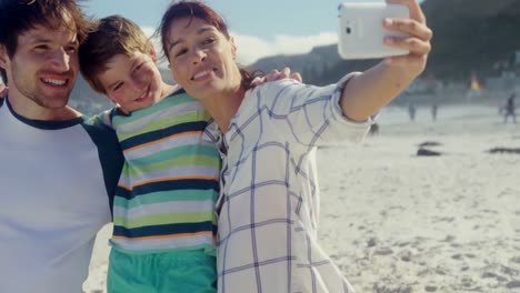 Glückliche-Familie,-Die-Am-Strand-Ein-Selfie-Vom-Mobiltelefon-Macht