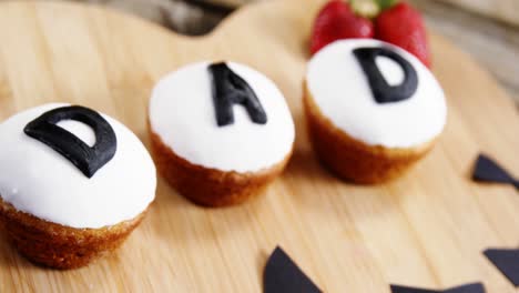 Cupcakes-with-text-dad-on-wooden-plank