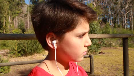 Niño-Escuchando-Música-En-El-Campo-De-Entrenamiento