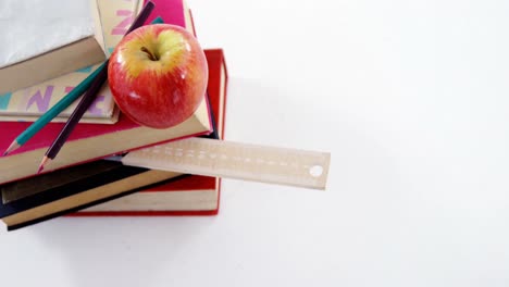Bücher,-Farbstifte-Und-Apfel-Vor-Weißem-Hintergrund