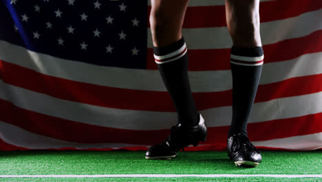 Der-Amerikanische-Rugby-Sportler-Legte-Den-Ball-Auf-Das-Feld