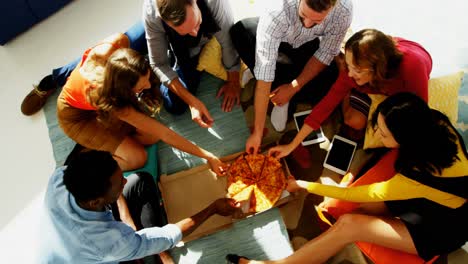 Gruppe-Glücklicher-Führungskräfte,-Die-Im-Büro-Pizza-Essen