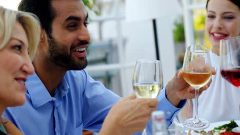 Freunde-Interagieren-Miteinander,-Während-Sie-Ein-Glas-Wein-Trinken