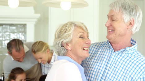 Lächelndes-älteres-Paar,-Das-Zu-Hause-Mit-Dem-Arm-Herumsteht