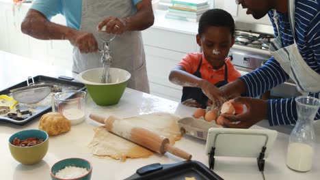 Junge-Lernt,-Eier-Zu-Zerschlagen,-Während-Er-Kekse-Zubereitet