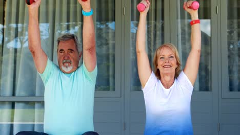 Senior-couple-exercising-with-dumbbells
