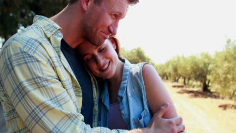 Glückliches-Paar,-Das-In-Der-Olivenfarm-4k-Miteinander-Interagiert