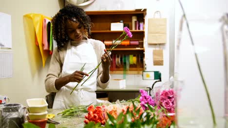 Female-florist-preparing-flower-bouquet-4k
