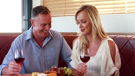 Glückliches-Paar-Interagiert,-Während-Es-Ein-Weinglas-4k-Trinkt