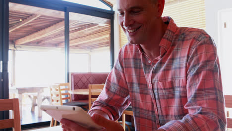 Hombre-Usando-Tableta-Digital-En-Restaurante-4k