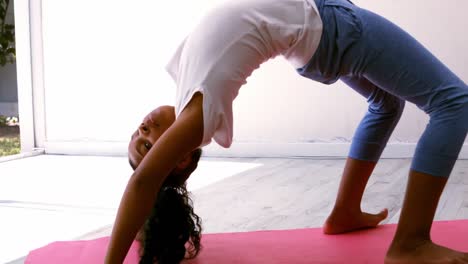 Teenager-Mädchen-Praktiziert-Yoga