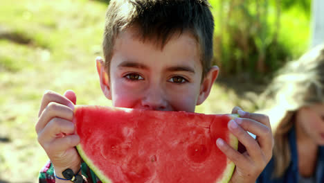 Süßer-Junge,-Der-Eine-Wassermelonenscheibe-Im-Park-4k-Isst