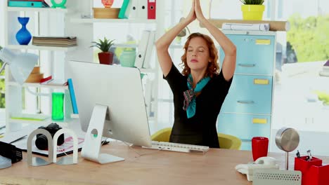 Weibliche-Führungskraft-Macht-Yoga-Im-Büro