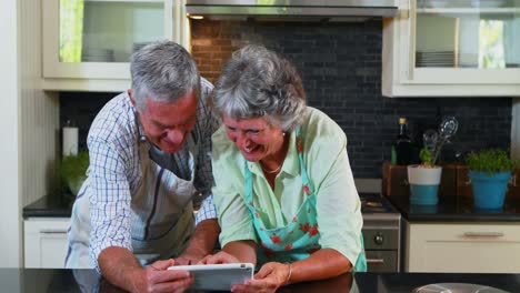 Seniorenpaar-Nutzt-Digitales-Tablet-In-Der-Küche-4K