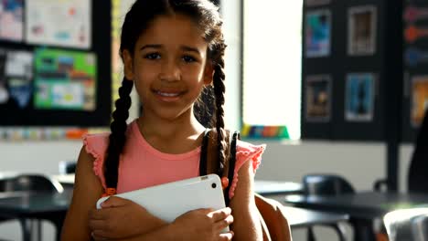 Schulmädchen-Hält-Digitales-Tablet-Im-Klassenzimmer-4k
