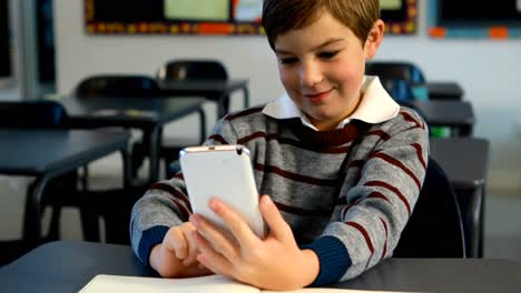 Schüler-Benutzt-Mobiltelefon-Im-Klassenzimmer-4k
