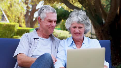 Glückliches-älteres-Paar-Mit-Laptop-4K