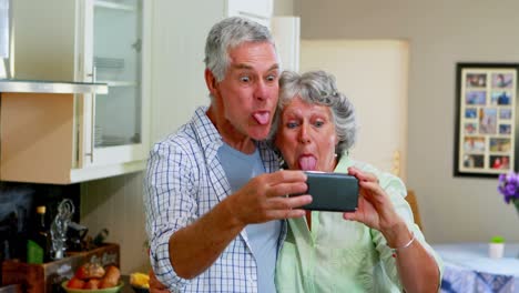 Älteres-Paar-Macht-Selfie-Mit-Mobiltelefon-4k