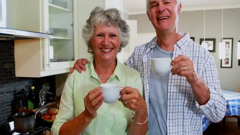 Glückliches-älteres-Paar-Beim-Kaffee-In-Der-Küche-4k